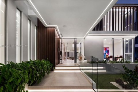 House in Hallandale Beach, Florida 8 bedrooms, 728.35 sq.m. № 2052190 - photo 9