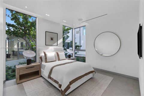 House in Hallandale Beach, Florida 8 bedrooms, 728.35 sq.m. № 2052190 - photo 26