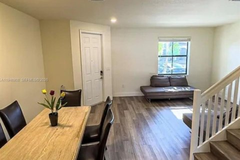 Townhouse in Hialeah, Florida 3 bedrooms, 153.29 sq.m. № 2003077 - photo 2