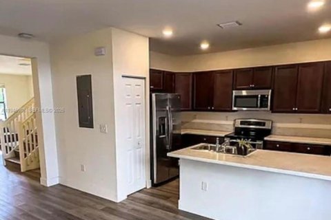 Townhouse in Hialeah, Florida 3 bedrooms, 153.29 sq.m. № 2003077 - photo 5