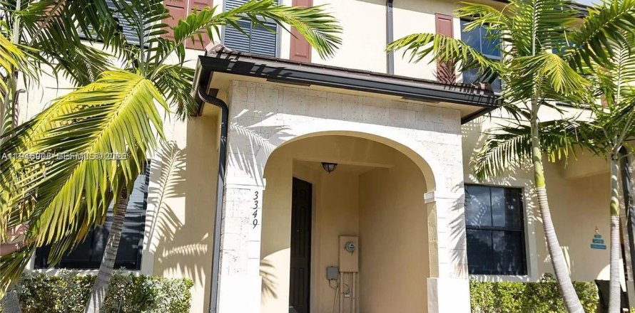 Townhouse in Hialeah, Florida 3 bedrooms, 153.29 sq.m. № 2003077