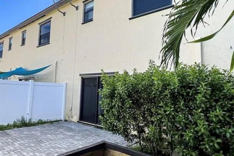 Townhouse in Hialeah, Florida 3 bedrooms, 153.29 sq.m. № 2003077 - photo 10