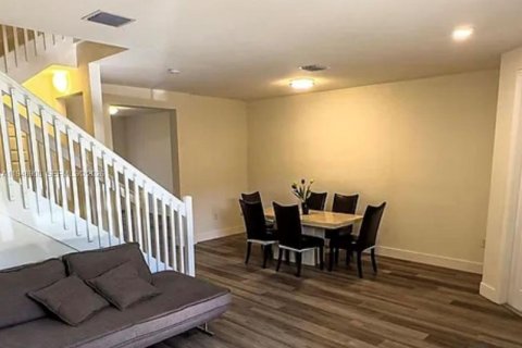 Townhouse in Hialeah, Florida 3 bedrooms, 153.29 sq.m. № 2003077 - photo 3