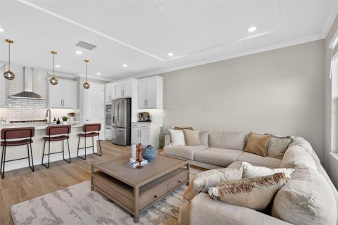 House in ESTANCIA

 in Wesley Chapel, Florida 4 bedrooms, 233.09 sq.m. № 2379224 - photo 6