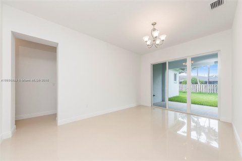 Villa ou maison à vendre à Palmetto Bay, Floride: 4 chambres, 209.4 m2 № 1969658 - photo 4