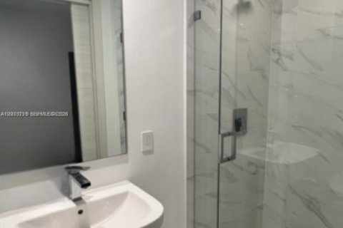 Condo in Miami, Florida, 2 bedrooms  № 2072853 - photo 19
