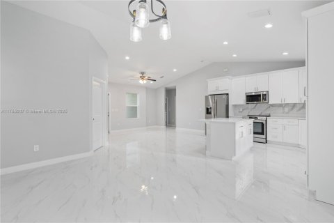 House in Lehigh Acres, Florida 3 bedrooms, 148.92 sq.m. № 1502027 - photo 6