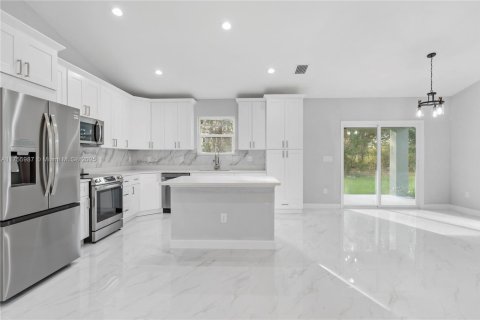 House in Lehigh Acres, Florida 3 bedrooms, 148.92 sq.m. № 1502027 - photo 3