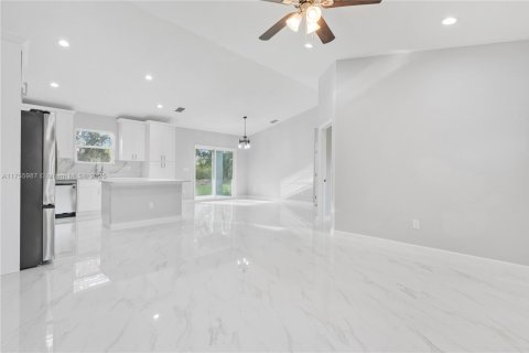 House in Lehigh Acres, Florida 3 bedrooms, 148.92 sq.m. № 1502027 - photo 4