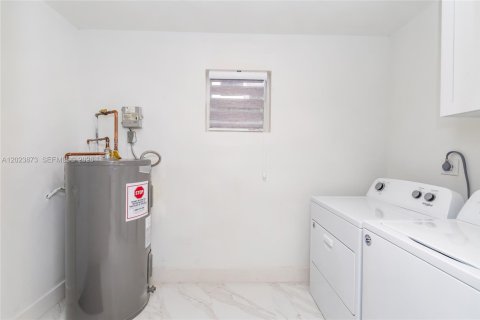 Casa en alquiler en Miami, Florida, 5 dormitorios, 149.02 m2 № 2085035 - foto 27