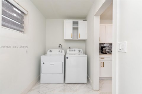 Casa en alquiler en Miami, Florida, 5 dormitorios, 149.02 m2 № 2085035 - foto 26