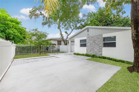 Casa en alquiler en Miami, Florida, 5 dormitorios, 149.02 m2 № 2085035 - foto 2