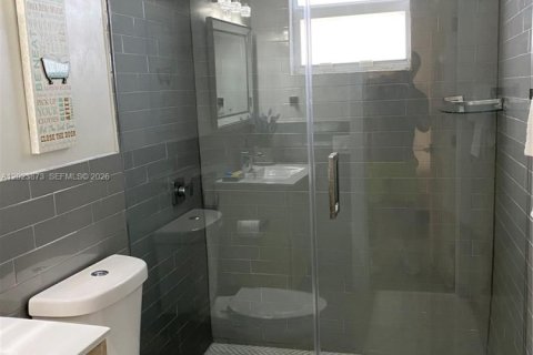 Casa en alquiler en Miami, Florida, 5 dormitorios, 149.02 m2 № 2085035 - foto 8
