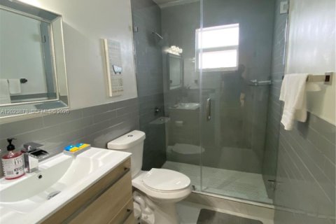 Casa en alquiler en Miami, Florida, 5 dormitorios, 149.02 m2 № 2085035 - foto 9