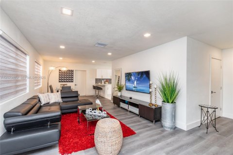 Casa en alquiler en Miami, Florida, 5 dormitorios, 149.02 m2 № 2085035 - foto 19