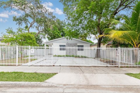 Casa en Miami, Florida 5 dormitorios, 149.02 m2 № 2085035