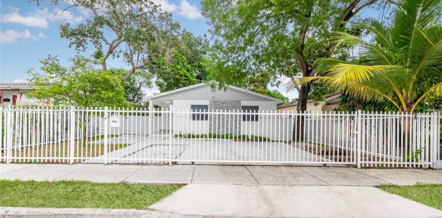 Casa en Miami, Florida 5 dormitorios, 149.02 m2 № 2085035