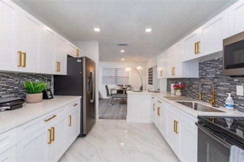 Casa en alquiler en Miami, Florida, 5 dormitorios, 149.02 m2 № 2085035 - foto 20