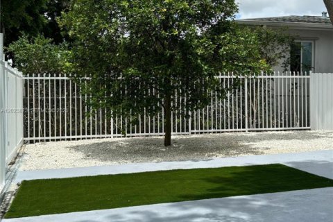 Casa en alquiler en Miami, Florida, 5 dormitorios, 149.02 m2 № 2085035 - foto 3