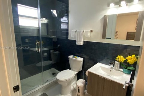 Casa en alquiler en Miami, Florida, 5 dormitorios, 149.02 m2 № 2085035 - foto 7