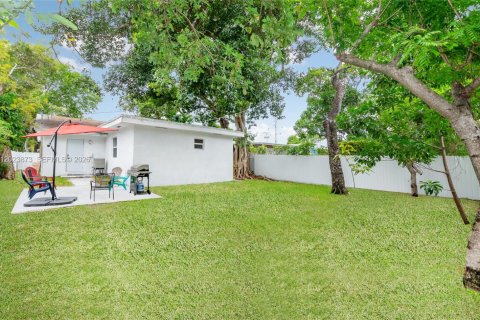 Casa en alquiler en Miami, Florida, 5 dormitorios, 149.02 m2 № 2085035 - foto 13