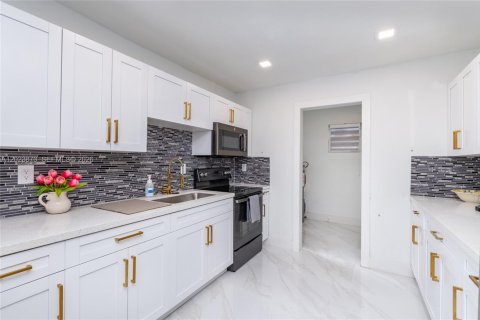 Casa en alquiler en Miami, Florida, 5 dormitorios, 149.02 m2 № 2085035 - foto 21