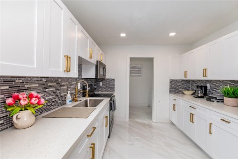 Casa en alquiler en Miami, Florida, 5 dormitorios, 149.02 m2 № 2085035 - foto 22