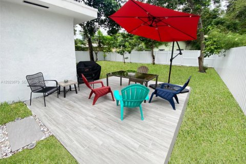 Casa en alquiler en Miami, Florida, 5 dormitorios, 149.02 m2 № 2085035 - foto 12