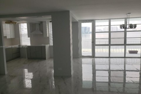 Condo in Sunny Isles Beach, Florida, 2 bedrooms  № 1998178 - photo 11