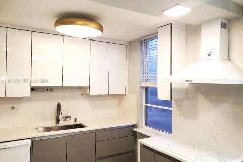 Condo in Sunny Isles Beach, Florida, 2 bedrooms  № 1998178 - photo 10