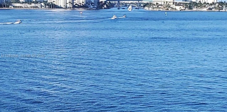 Condo in Sunny Isles Beach, Florida, 2 bedrooms  № 1998178