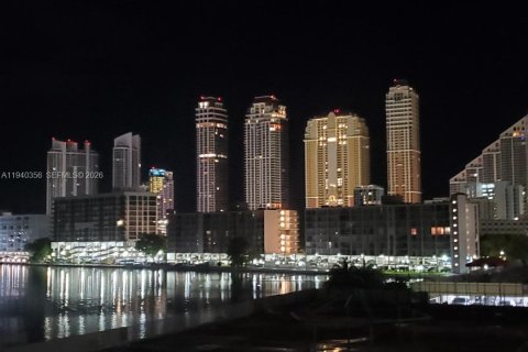 Condo in Sunny Isles Beach, Florida, 2 bedrooms  № 1998178 - photo 2