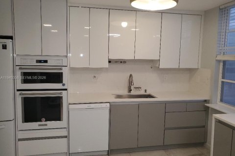 Condo in Sunny Isles Beach, Florida, 2 bedrooms  № 1998178 - photo 9