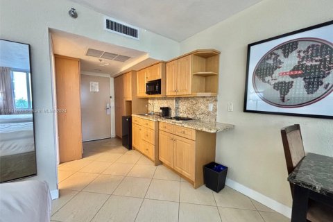 Hotel en venta en Sunny Isles Beach, Florida, 33.44 m2 № 1958958 - foto 7