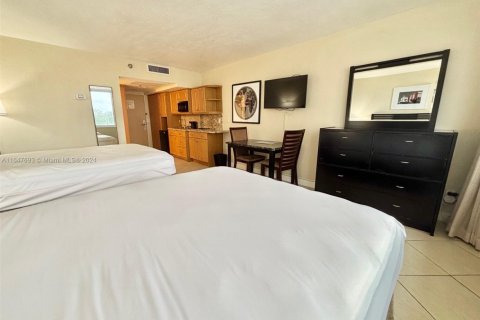 Hotel en venta en Sunny Isles Beach, Florida, 33.44 m2 № 1958958 - foto 6