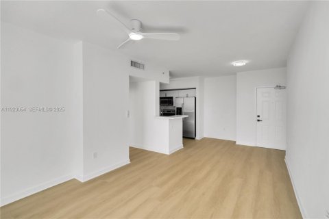 Condo in Miami, Florida, 2 bedrooms  № 1982701 - photo 6