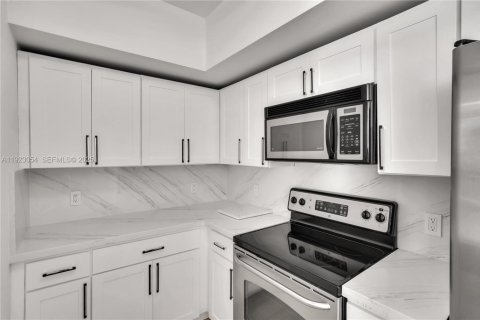 Condo in Miami, Florida, 2 bedrooms  № 1982701 - photo 10