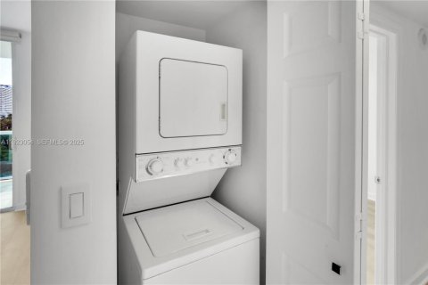 Condo in Miami, Florida, 2 bedrooms  № 1982701 - photo 13