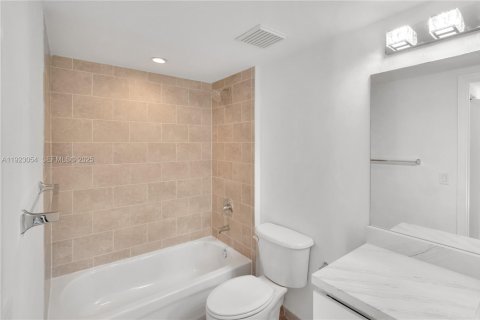 Condo in Miami, Florida, 2 bedrooms  № 1982701 - photo 26