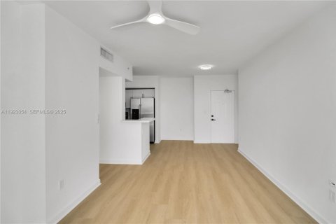 Condo in Miami, Florida, 2 bedrooms  № 1982701 - photo 5