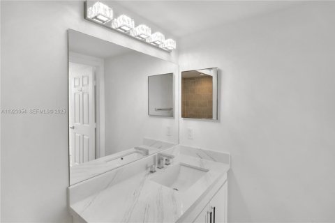 Condo in Miami, Florida, 2 bedrooms  № 1982701 - photo 27