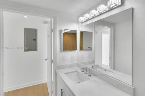 Condo in Miami, Florida, 2 bedrooms  № 1982701 - photo 19