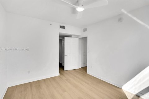 Condo in Miami, Florida, 2 bedrooms  № 1982701 - photo 23