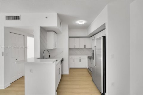 Condo in Miami, Florida, 2 bedrooms  № 1982701 - photo 8