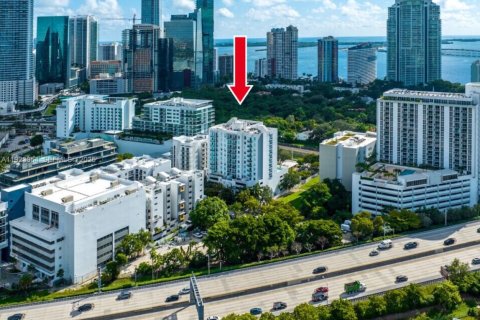 Condo in Miami, Florida, 2 bedrooms  № 1982701 - photo 1