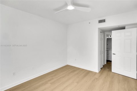 Condo in Miami, Florida, 2 bedrooms  № 1982701 - photo 24