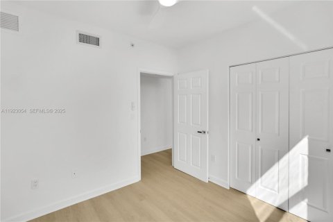 Condo in Miami, Florida, 2 bedrooms  № 1982701 - photo 16