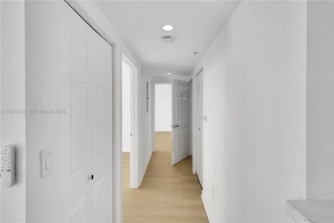 Condo in Miami, Florida, 2 bedrooms  № 1982701 - photo 12