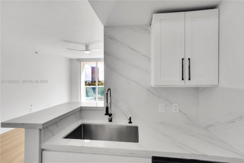 Condo in Miami, Florida, 2 bedrooms  № 1982701 - photo 11