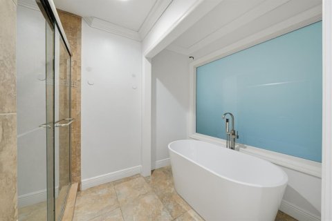 House in Miami, Florida 4 bedrooms, 248.14 sq.m. № 2086363 - photo 22
